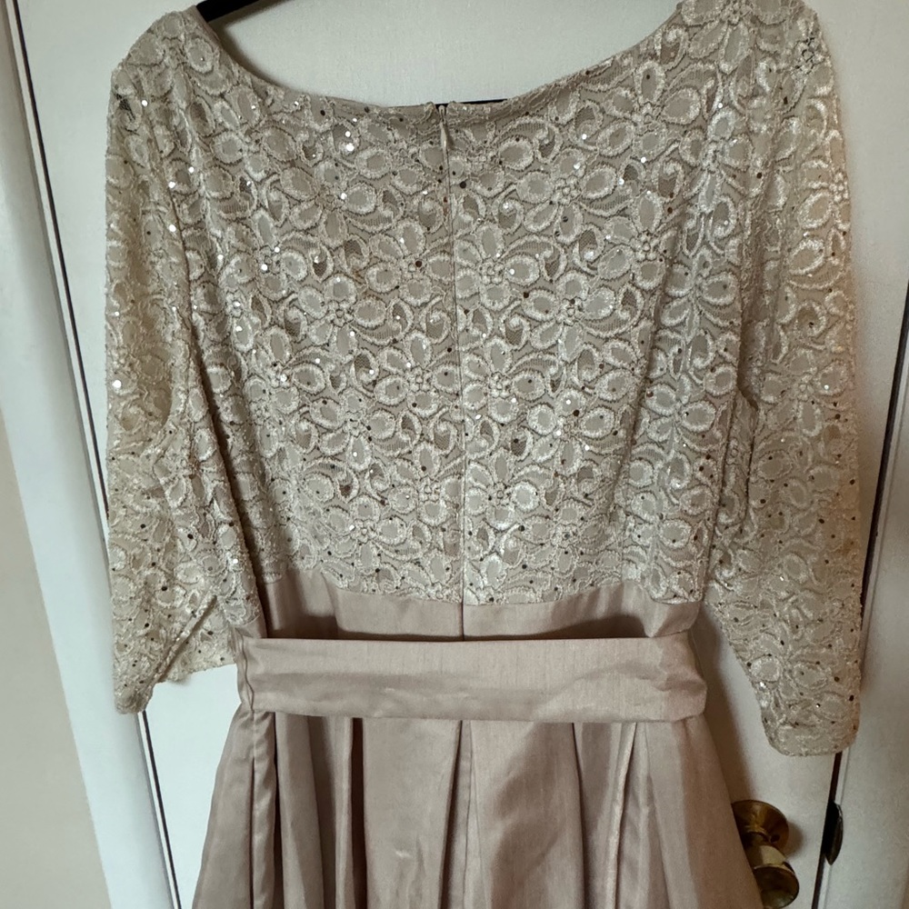 Beautiful Jessica Howard size 22 champagne, elegant formal